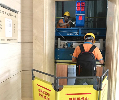 漢中某小區(qū)電梯維修